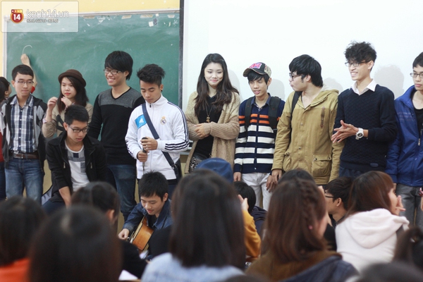 Sinh viên ĐH Thương Mại mang cả ban nhạc vào lớp hát tặng thầy cô 6