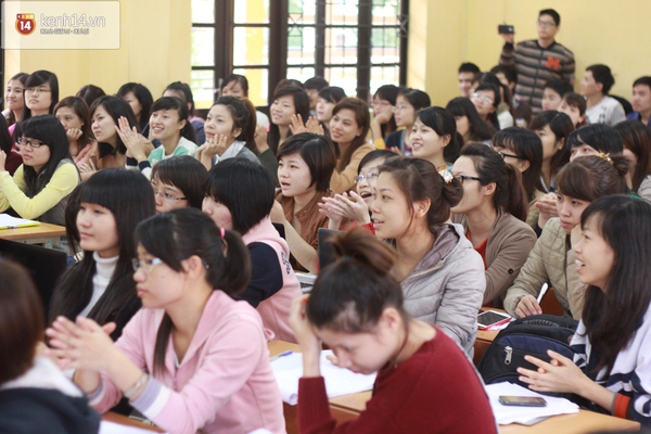 Sinh viên ĐH Thương Mại mang cả ban nhạc vào lớp hát tặng thầy cô 9