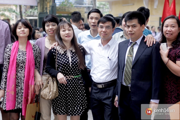 Nữ sinh Chu Văn An dịu dàng áo dài kỉ niệm 105 năm thành lập trường 24