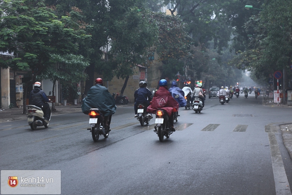 Sương mù bất ngờ bao phủ Hà Nội giữa trưa 14