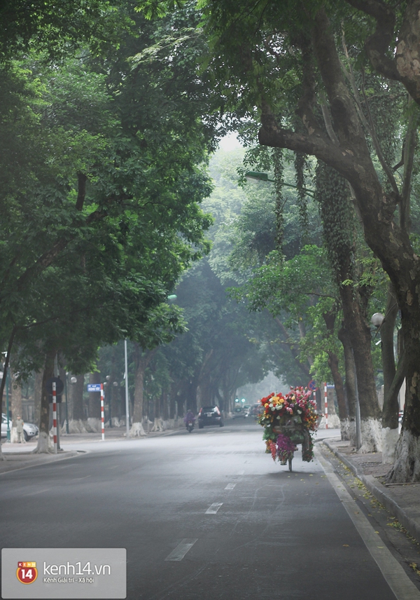Sương mù bất ngờ bao phủ Hà Nội giữa trưa 15