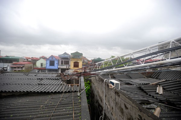Cột tháp truyền hình bị quật ngã, hàng chục mái nhà bị giật tung trong tâm bão Quảng Ninh 8