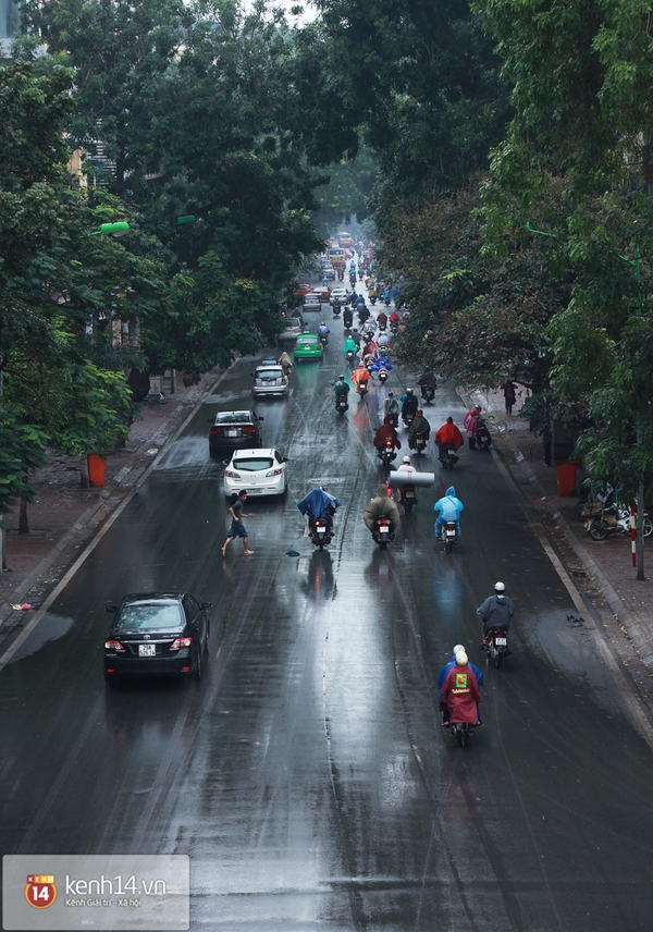 Hà Nội: Trời mưa rải rác từ sáng, người dân bắt đầu đi mua thực phẩm dự trữ 11