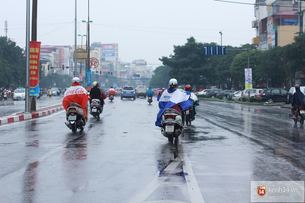 Hà Nội: Trời mưa rải rác từ sáng, người dân bắt đầu đi mua thực phẩm dự trữ 10