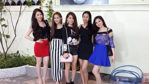 Mi Vân và con gái siêu cute đón Giáng sinh, Hồng Quế thơm má Kelly 12