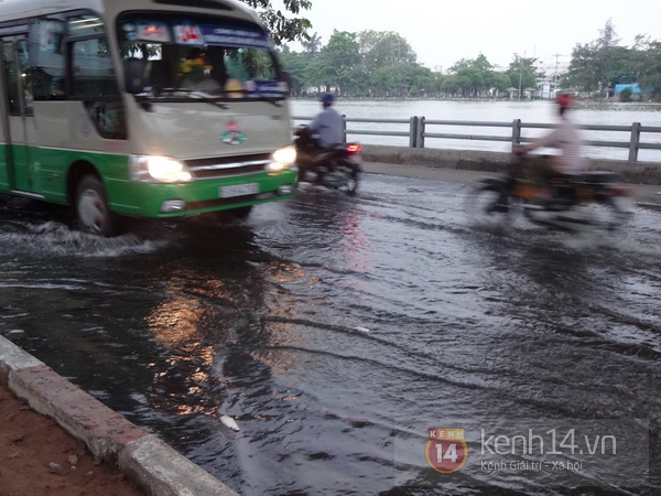 TP.HCM: Mặt đường biến thành sông do triều cường dâng cao 6