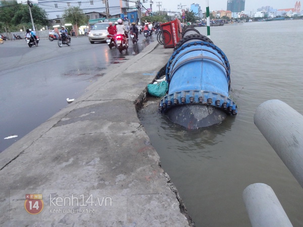 TP.HCM: Mặt đường biến thành sông do triều cường dâng cao 7
