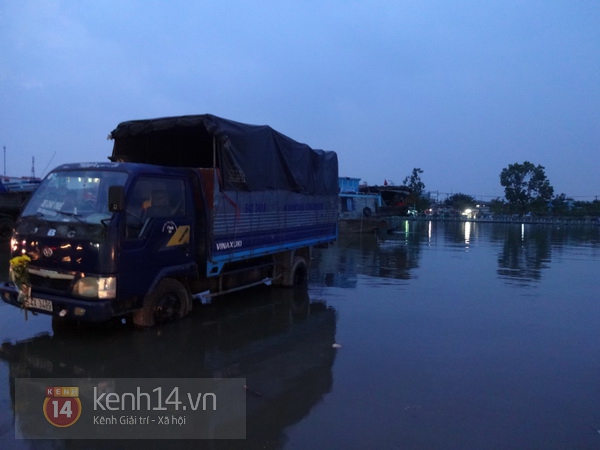 TP.HCM: Mặt đường biến thành sông do triều cường dâng cao 12