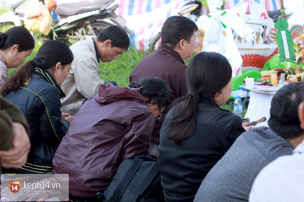 Gần 49 ngày, gia đình chị Huyền lại tiếp tục tìm kiếm ở cầu Thanh Trì 4