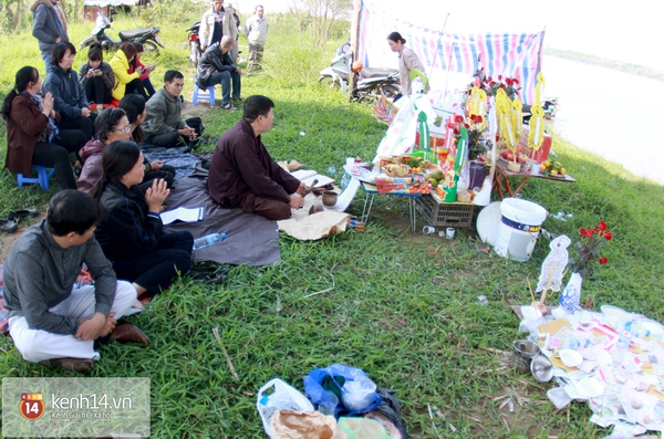 Gần 49 ngày, gia đình chị Huyền lại tiếp tục tìm kiếm ở cầu Thanh Trì 5