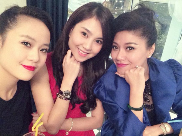Mai Ngọc v&agrave; d&agrave;n MC VTV xinh đẹp pose h&igrave;nh với nhau 3