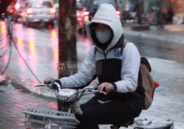 Học sinh Hà Nội "trùm kín mít", đi học giữa trời rét kỉ lục 1