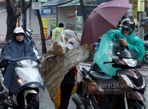 Học sinh Hà Nội "trùm kín mít", đi học giữa trời rét kỉ lục 16