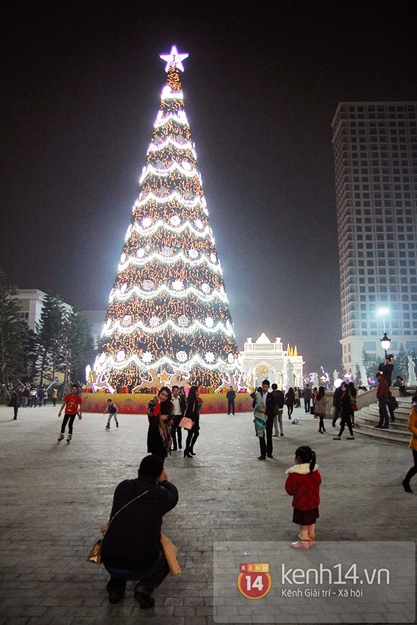 Teen Hà Thành đổ xô đi pose hình với cây thông Noel cao nhất Việt Nam 2