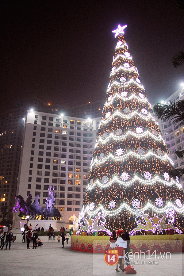Teen Hà Thành đổ xô đi pose hình với cây thông Noel cao nhất Việt Nam 3