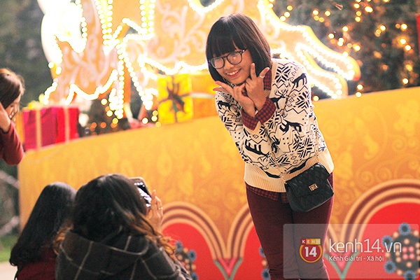 Teen Hà Thành đổ xô đi pose hình với cây thông Noel cao nhất Việt Nam 7
