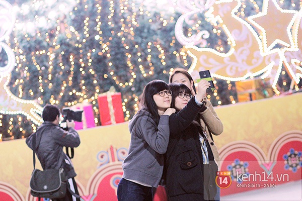 Teen Hà Thành đổ xô đi pose hình với cây thông Noel cao nhất Việt Nam 15
