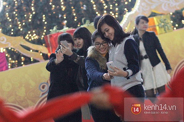 Teen Hà Thành đổ xô đi pose hình với cây thông Noel cao nhất Việt Nam 19