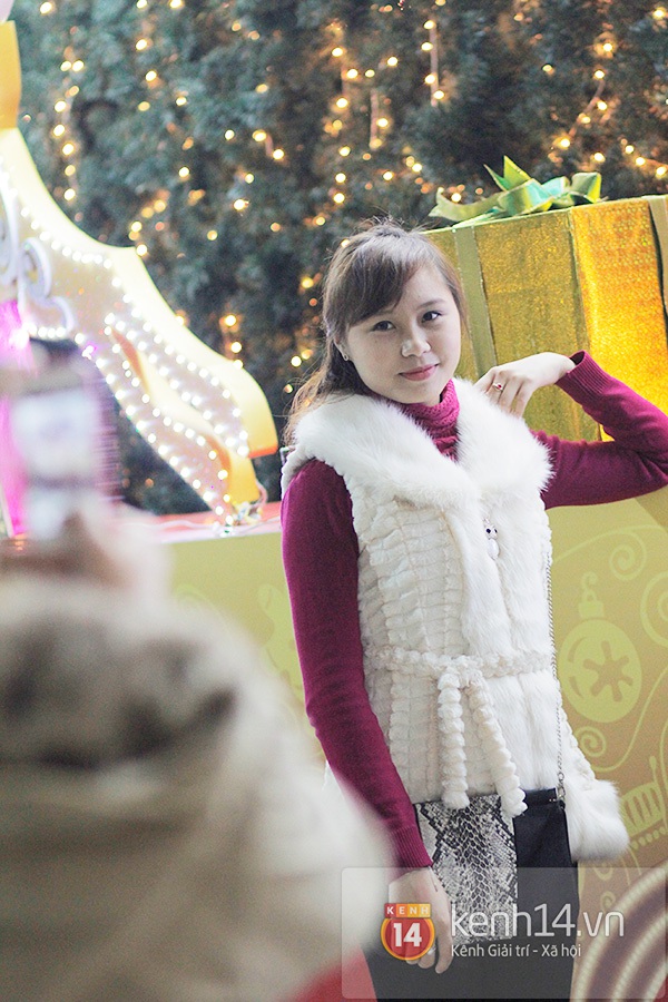 Teen Hà Thành đổ xô đi pose hình với cây thông Noel cao nhất Việt Nam 11