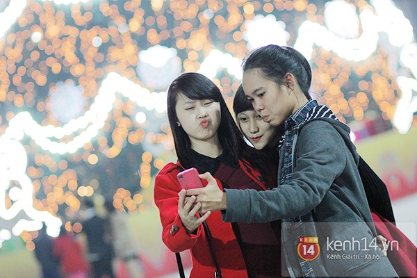Teen Hà Thành đổ xô đi pose hình với cây thông Noel cao nhất Việt Nam 17