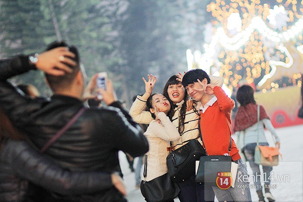 Teen Hà Thành đổ xô đi pose hình với cây thông Noel cao nhất Việt Nam 20