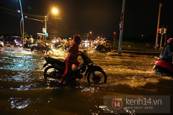 TP.HCM: Mặt đường biến thành sông do triều cường dâng cao 16