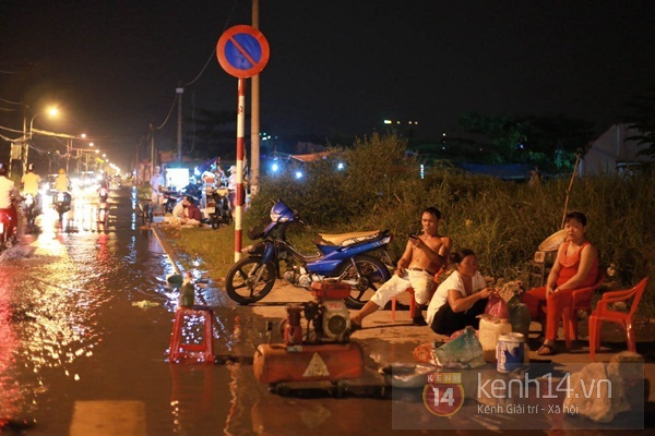 TP.HCM: Mặt đường biến thành sông do triều cường dâng cao 17