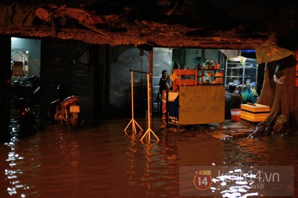 TP.HCM: Mặt đường biến thành sông do triều cường dâng cao 18