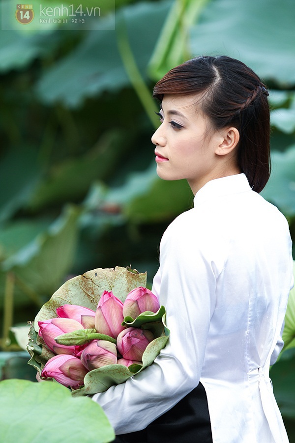 Ngắm thiếu nữ H&agrave; Th&agrave;nh duy&ecirc;n d&aacute;ng b&ecirc;n sen Hồ T&acirc;y đầu m&ugrave;a 12