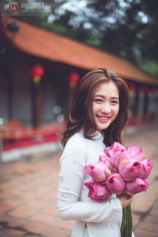 Ngắm thiếu nữ H&agrave; Th&agrave;nh duy&ecirc;n d&aacute;ng b&ecirc;n sen Hồ T&acirc;y đầu m&ugrave;a 18