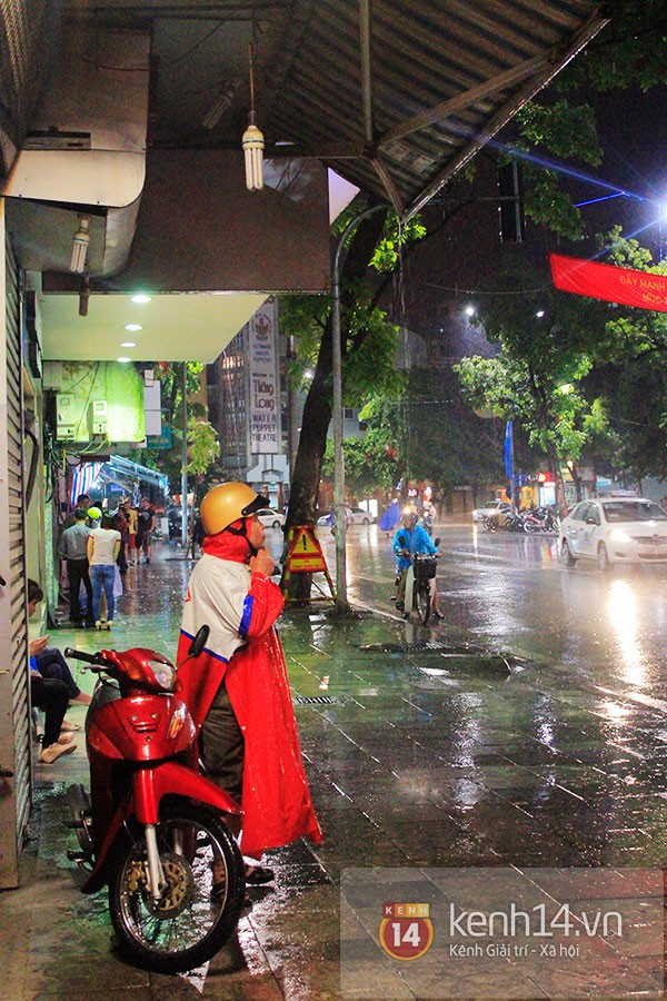 Hà Nội ngập sâu sau mưa cực lớn tối nay 18
