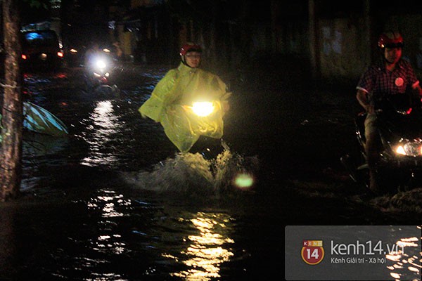 Hà Nội ngập sâu sau mưa cực lớn tối nay 27