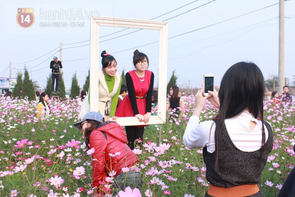 Teen Hà Thành chen chúc chụp ảnh ở vườn hoa Nhật Tân 12