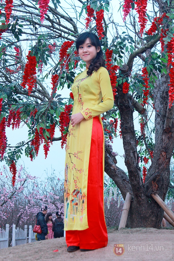 Teen Hà Thành chen chúc chụp ảnh ở vườn hoa Nhật Tân 9