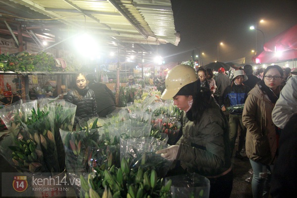 Giới trẻ Hà thành dạo chợ hoa Quảng Bá sáng cuối năm  3
