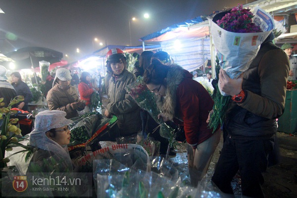 Giới trẻ Hà thành dạo chợ hoa Quảng Bá sáng cuối năm  1