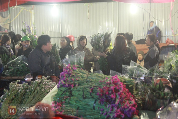 Giới trẻ Hà thành dạo chợ hoa Quảng Bá sáng cuối năm  2