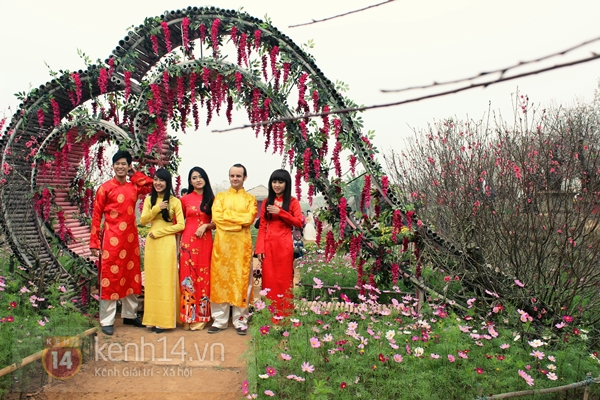 Teen Hà Thành chen chúc chụp ảnh ở vườn hoa Nhật Tân 8