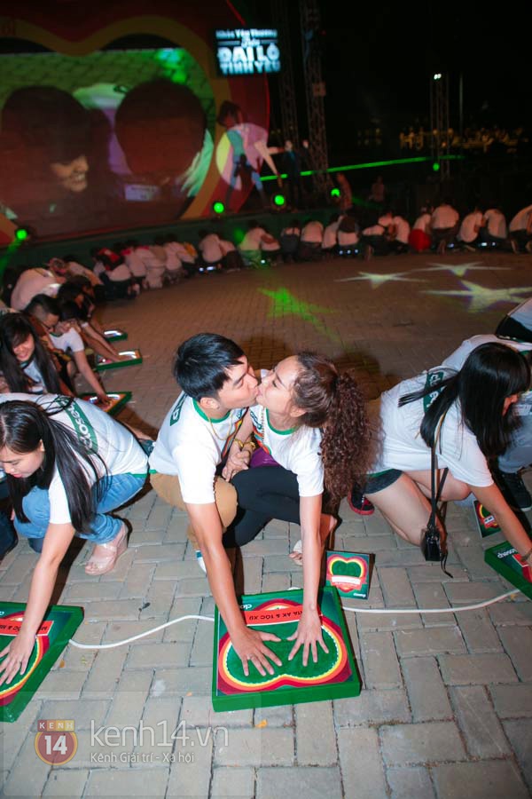 Những nụ h&ocirc;n "ngọt lịm" trong đ&ecirc;m Valentine của teen Việt 9