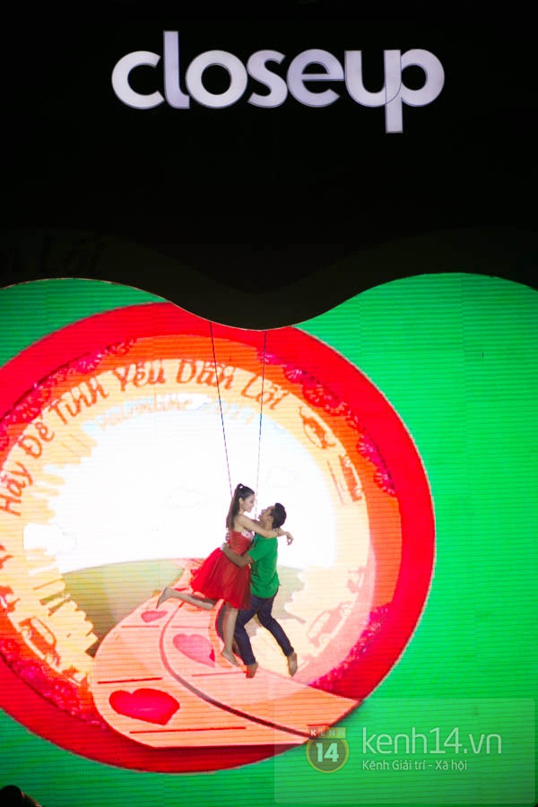 Khoảnh khắc siêu lãng mạn của hơn 2.000 cặp đôi tại Đại lộ tình yêu 27