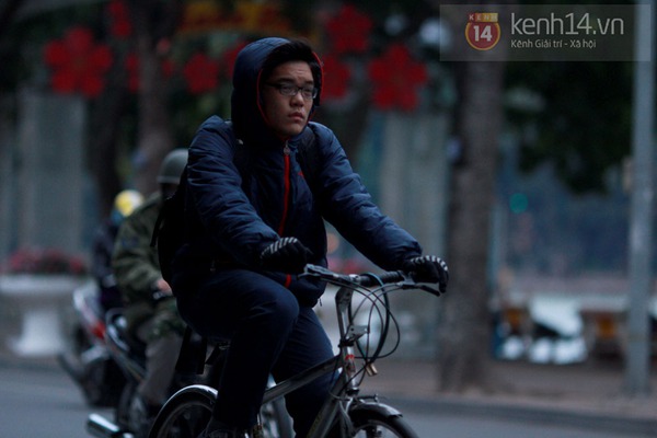 Chùm ảnh: Học sinh Hà Nội đi học dưới trời rét 7 độ C 7