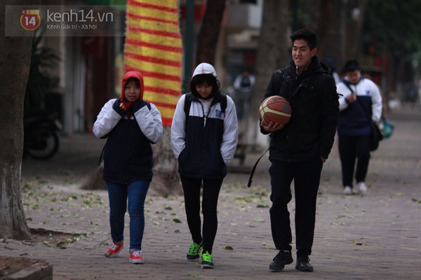 Chùm ảnh: Học sinh Hà Nội đi học dưới trời rét 7 độ C 15
