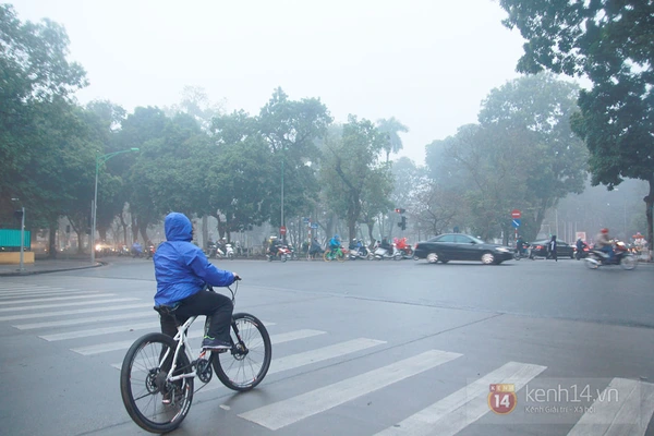 Chùm ảnh: Hà Nội chìm trong màn sương mù dày đặc chiều nay 10