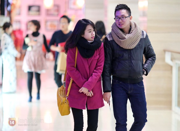 Trời lạnh, nhiều cặp đôi hẹn hò Valentine sớm trong các trung tâm thương mại 6
