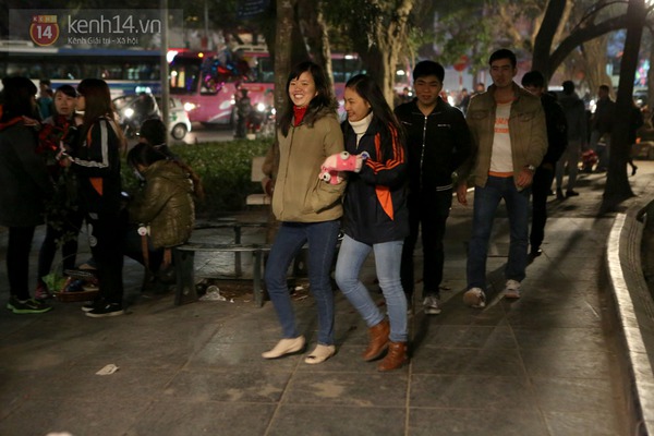 Ch&ugrave;m ảnh: H&ocirc;̣i F.A v&acirc;̃n đi chơi vui vẻ đ&ecirc;m Valentine lạnh giá 11