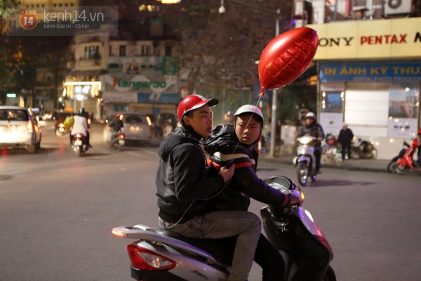 Chùm ảnh: Hội F.A vẫn đi chơi vui vẻ đêm Valentine lạnh giá 17