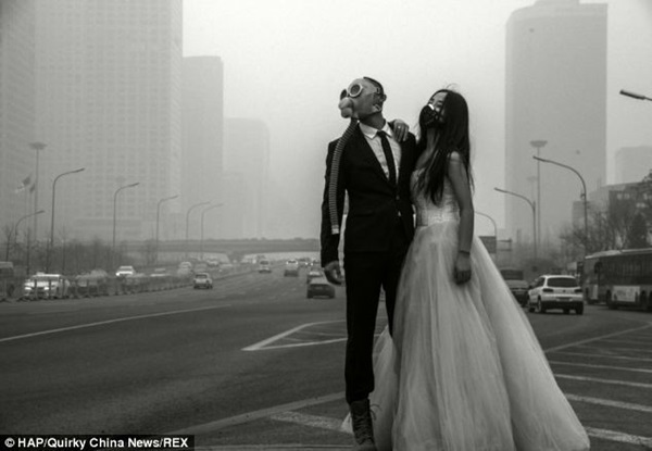 Cô dâu chú rể đeo khẩu trang chụp ảnh cưới trong khói bụi mù mịt 7