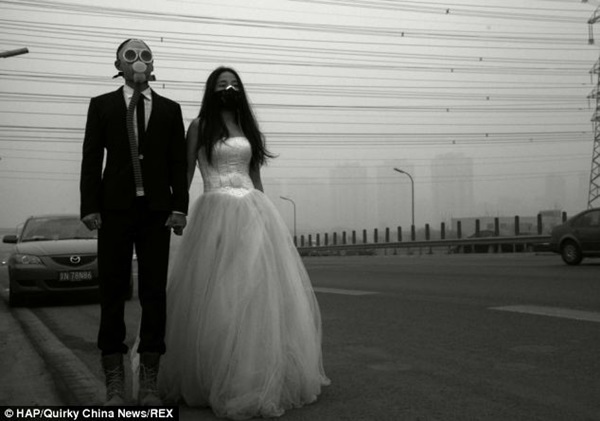 Cô dâu chú rể đeo khẩu trang chụp ảnh cưới trong khói bụi mù mịt 8