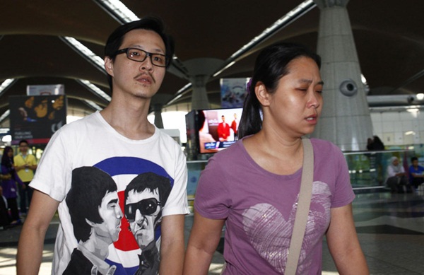 Người thân khóc ròng, vật vã ngóng tin vụ máy bay Malaysia rơi 11