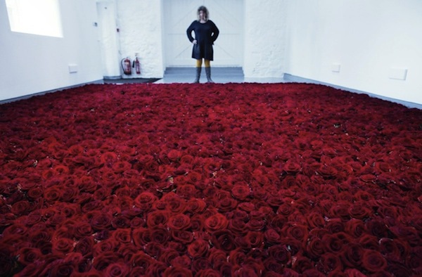 Triển lãm cái chết của 10.000 bông hồng 2